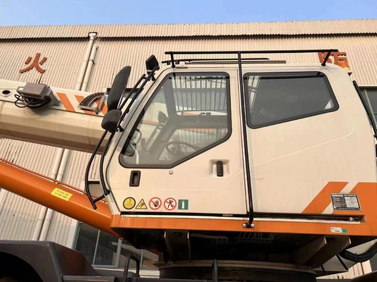 ZOOMLION RT75 RT25 Gru per terreni accidentati con cilindro idraulico Changjiang a Shanghai