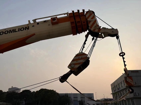 ZOOMLION RT75 RT25 Gru per terreni accidentati con cilindro idraulico Changjiang a Shanghai